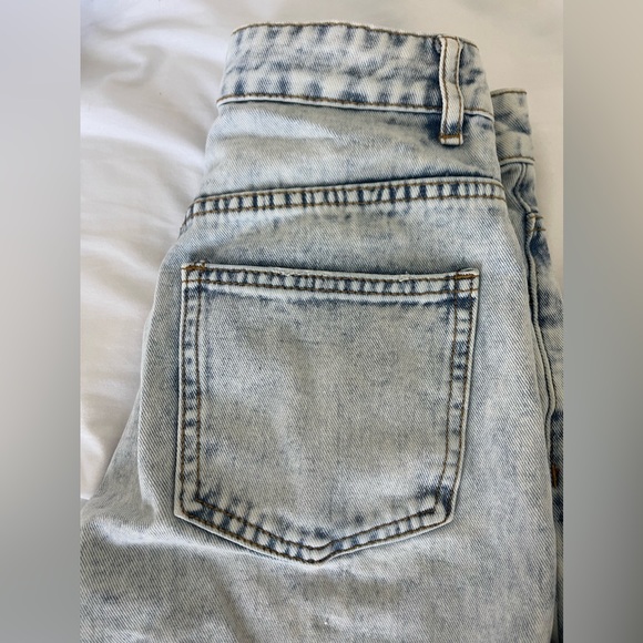 Light wash jeans - Picture 3 of 5